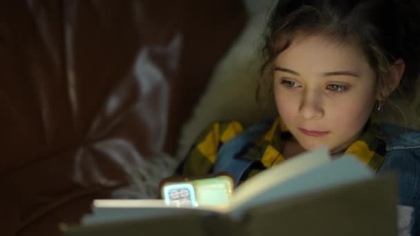 Крупним Планом Темряві Дівчина Читає Книгу Допомогою Ліхтарика Мобільного Телефону — стокове відео