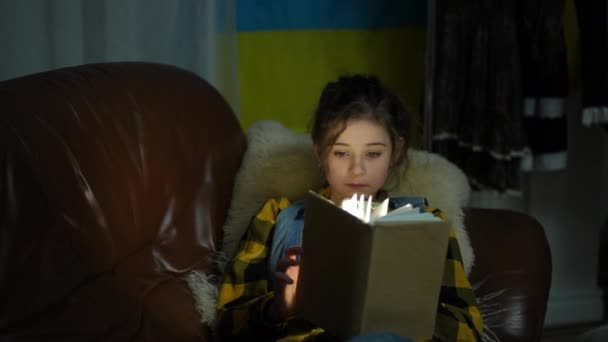 Ciemności Tle Flagi Ukrainy Dziewczyna Czyta Książkę Pomocą Latarki Telefonu — Wideo stockowe