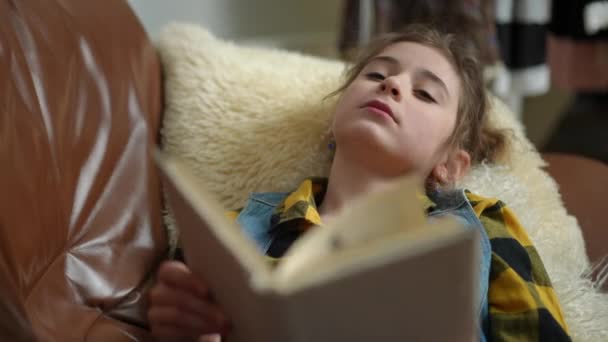 Dziewczyna Czytająca Książkę Jest Bardzo Zmęczona Kładzie Otwartą Książkę Twarzy — Wideo stockowe