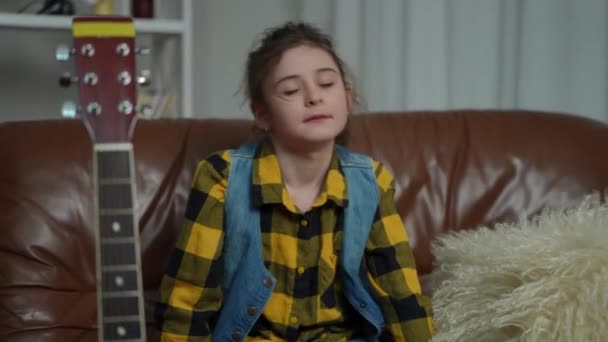 Dziewczyna Słucha Muzyki Macha Głową Rytmu Siedząc Kanapie Salonie Nowoczesnego — Wideo stockowe