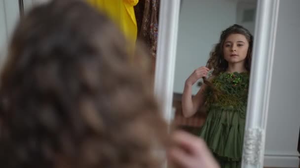 Красивая Девушка Длинными Волосами Примеряет Модное Зеленое Платье Стоя Перед — стоковое видео