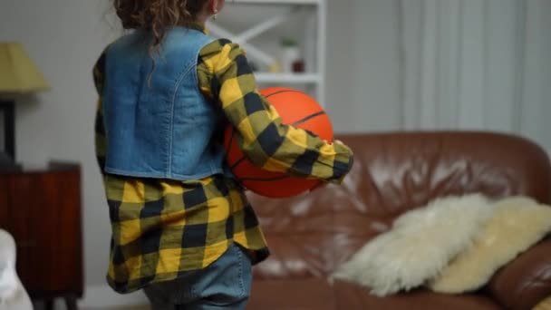 Trött Flicka Närmar Sig Lädersoffa Med Basketboll Armen Och Faller — Stockvideo