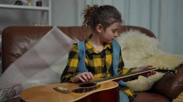 Linda Chica Arranca Las Cuerdas Una Guitarra Acústica Una Chica — Vídeos de Stock