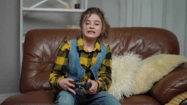 Een Vrolijk Meisje Speelt Een Console Met Een Joystick Haar — Stockvideo
