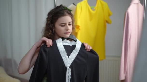 Спробуйте Одяг Маленької Леді Трохи Модниця Приміряє Сукню Стоячи Перед — стокове відео
