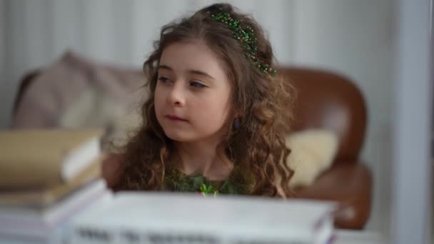 Dívka Dlouhými Vlasy Dívá Knihy Vybírá Přečíst Stojí Moderním Obývacím — Stock video