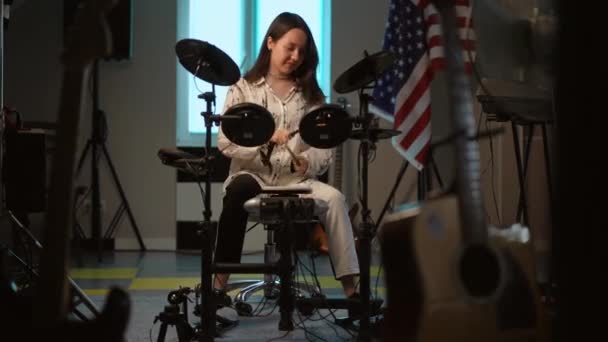 Девочка Подросток Играет Цифровом Барабане Сидя Современной Музыкальной Школе — стоковое видео