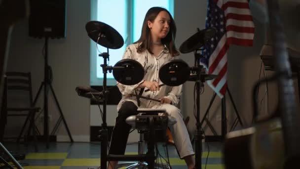 Девушка Концентрируется Начинает Играть Электронном Барабане Сидя Современной Музыкальной Школе — стоковое видео
