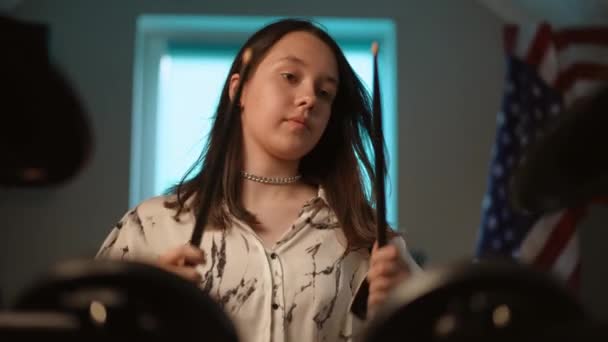 Концентрированное Выражение Лица Молодой Девушки Играющей Электронном Барабане Сидящей Современной — стоковое видео