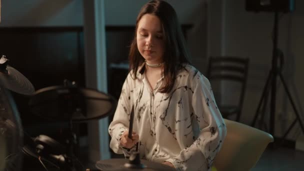 Een Jong Meisje Oefent Een Muziekschool Met Een Elektronische Drumkit — Stockvideo
