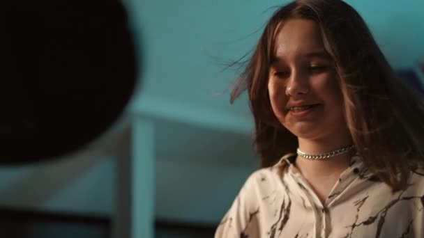 Zpomal Detailní Záběr Šťastná Dívka Usmívá Směje Při Hraní Elektronické — Stock video
