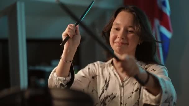 Začátek Představení Mladé Talentované Dívky Bubeník Hudební Škole Elektronickém Bicí — Stock video