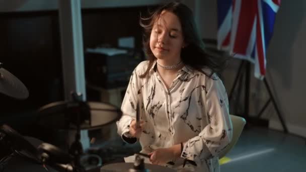 慢动作一个年轻的天才女鼓手在一所音乐学校用电子鼓演奏的表演 — 图库视频影像