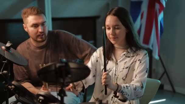 Lekcja Gry Elektronicznej Perkusji Młoda Perkusistka Pod Okiem Doświadczonego Nauczyciela — Wideo stockowe