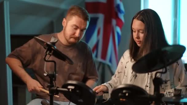 Nauczyciel Pokazuje Początkującej Perkusistce Jak Uderzyć Elektroniczny Zestaw Perkusyjny Pałeczkami — Wideo stockowe