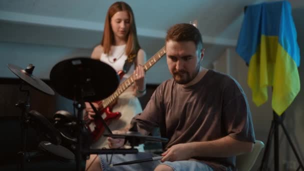 Zwolnij Trochę Mężczyzna Zaczyna Grać Elektronicznej Perkusji Młoda Dziewczyna Zaczyna — Wideo stockowe