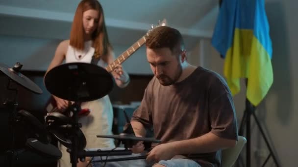 Rytmická Sekce Vystupující Hudební Škole Pozadí Ukrajinské Vlajky Muž Hraje — Stock video
