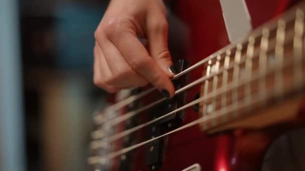 Közelkép Női Ujjak Fekete Körömlakkal Letépik Húrokat Először Basszusgitár Hangszedőjének — Stock videók