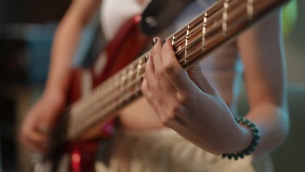 Κοντινό Πλάνο Ένα Αγνώριστο Κορίτσι Παίζει Ενεργητικά Μπάσο Κιθάρα — Αρχείο Βίντεο
