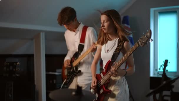 Két Tinédzser Elektromos Gitározik Egy Modern Zeneiskolában Egy Fiatal Srác — Stock videók