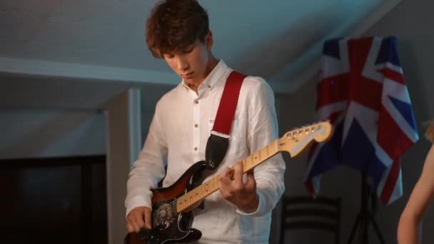 Φόντο Βρετανική Σημαία Δύο Έφηβοι Παίζουν Ηλεκτρικές Κιθάρες Ένα Σύγχρονο — Αρχείο Βίντεο