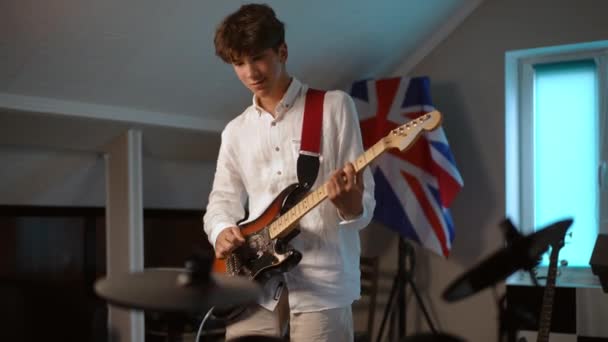 Een Jongeman Speelt Meesterlijk Elektrische Gitaar Tijdens Een Repetitie Een — Stockvideo