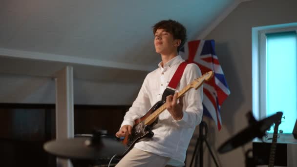 Ağır Çekim Genç Bir Adam Bir Müzik Okulunda Prova Yaparken — Stok video