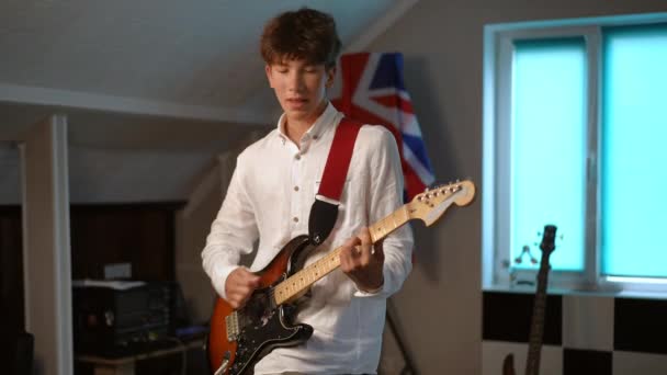 Ralenti Jeune Guitariste Concentre Sur Interprétation Une Composition Musicale Sur — Video
