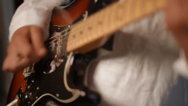 Közelkép Egy Felismerhetetlen Fiatalember Elektromos Gitáron Játszik Zenészek Meghúzzák Húrokat — Stock videók