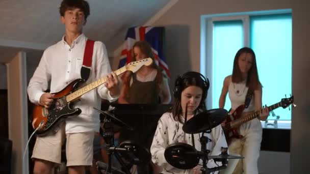 Dört Kişilik Bir Müzik Grubu Bir Müzik Okulunda Prova Yapıyor — Stok video
