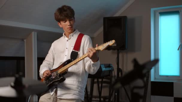 Cámara Lenta Joven Guitarrista Está Completamente Inmerso Una Composición Musical — Vídeos de Stock