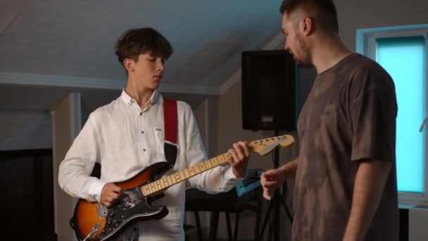 Ralenti Jeune Guitariste Joue Guitare Électrique Écoute Les Instructions Son — Video