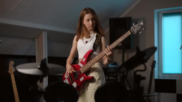 Bassgitarrist Probt Schlagerkomposition Einer Musikschule Das Mädchen Spielt Bassgitarre Und — Stockvideo