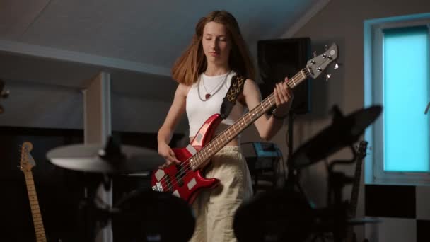 Lassú Mozgás Egy Fiatal Lány Rockzenét Játszik Basszusgitáron Élvezi Zenét — Stock videók