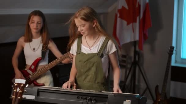 Lassú Mozgás Két Lány Elektronikus Hangszereken Játszik Egy Zeneiskolában Kanadai — Stock videók
