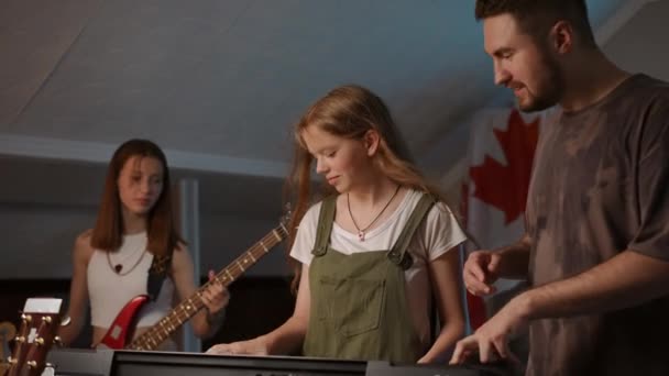 Заняття Сучасній Музичній Школі Професійним Музикантом Тільки Навчальними Але Веселими — стокове відео