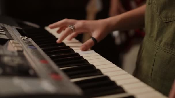クローズアップ 音楽学校でのリハーサルでは 教師と生徒が4手のシンセサイザーを演奏します — ストック動画