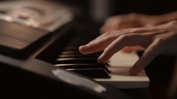 Κοντινό Πλάνο Των Γυναικείων Χεριών Που Παίζουν Πλήκτρα Synthesizer — Αρχείο Βίντεο