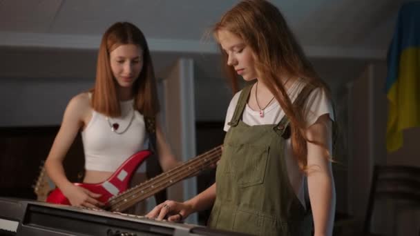 Lassú Mozgás Lányok Mosolyogva Nevetve Kiválasztják Megfelelő Dallamot Basszusgitár Szintetizátor — Stock videók