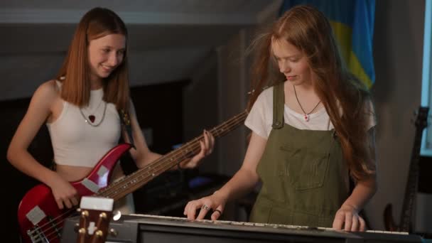 Cámara Lenta Durante Ensayo Una Escuela Música Una Chica Toca — Vídeo de stock