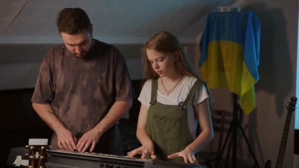 Девушка Клавишница Учитель Мужчина Играют Синтезаторе Четырьмя Руками Стоя Музыкальной — стоковое видео