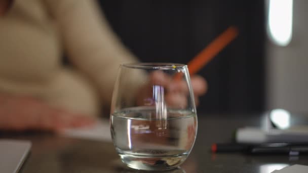 Primo Piano Bicchiere Acqua Trova Sul Tavolo Una Donna Incinta — Video Stock