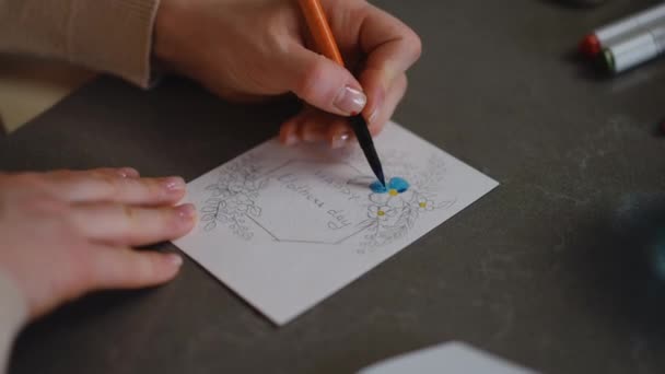 Yakın Plan Bir Kadın Fırçayla Resim Yapıyor Mavi Suluboya Boya — Stok video