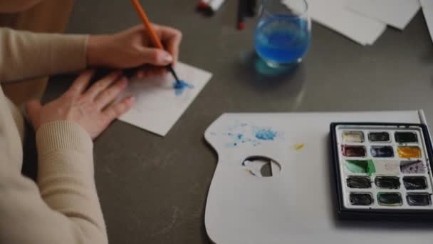Yakın Plan Masanın Üzerinde Beyaz Şekilli Bir Palette Suluboya Boya — Stok video