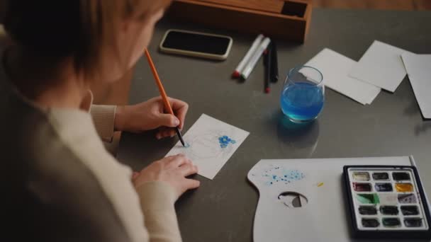 Strzela Przez Ramię Kobieta Maluje Kartkę Życzeniami Dnia Matki Pędzlem — Wideo stockowe