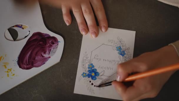 Zbliżenie Nierozpoznawalna Kobieta Maluje Kartkę Życzeniami Dzień Matki Akwarelami Diy — Wideo stockowe