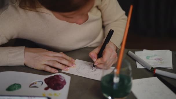一位女士坐在客厅的餐桌前 画了一张印有记号的父亲节贺卡 Diy父亲节贺卡 — 图库视频影像