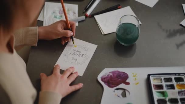 Schot Schouder Een Vrouw Schildert Een Wenskaart Voor Vaderdag Met — Stockvideo