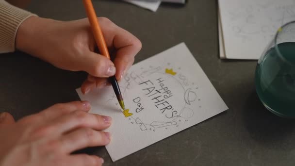 Közelkép Egy Festéket Üdvözlő Kártyát Apák Napjára Ecsetet Sárga Akvarellel — Stock videók