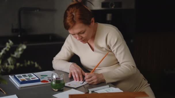 Sentada Mesa Cocina Una Mujer Pelirroja Habla Dibuja Una Tarjeta — Vídeos de Stock